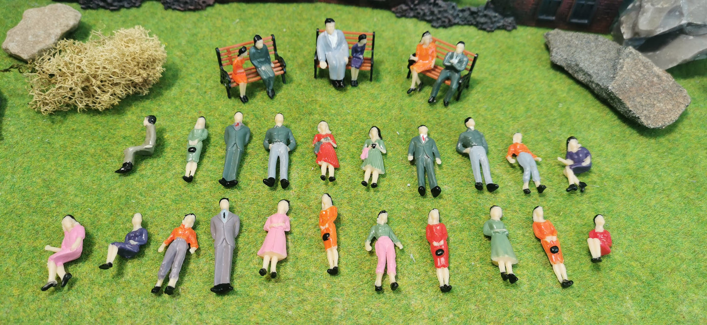 25x sitzende + stehende Figuren 1:45 (Spur 0) + 3x Parkbank