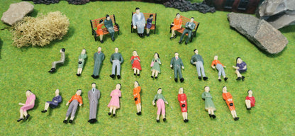 25x sitzende + stehende Figuren 1:45 (Spur 0) + 3x Parkbank