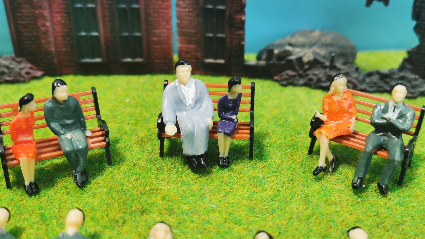 25x sitzende + stehende Figuren 1:45 (Spur 0) + 3x Parkbank