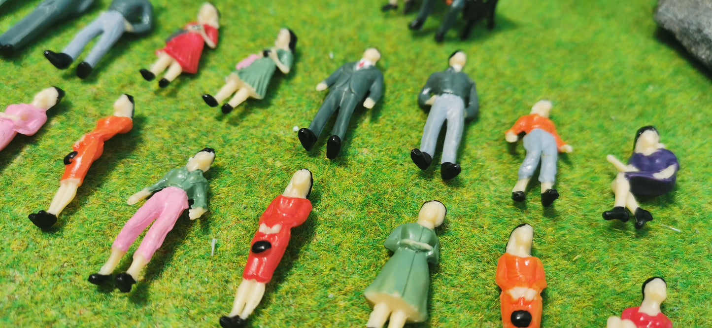 25x sitzende + stehende Figuren 1:45 (Spur 0) + 3x Parkbank