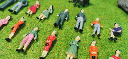 25x sitzende + stehende Figuren 1:45 (Spur 0) + 3x Parkbank