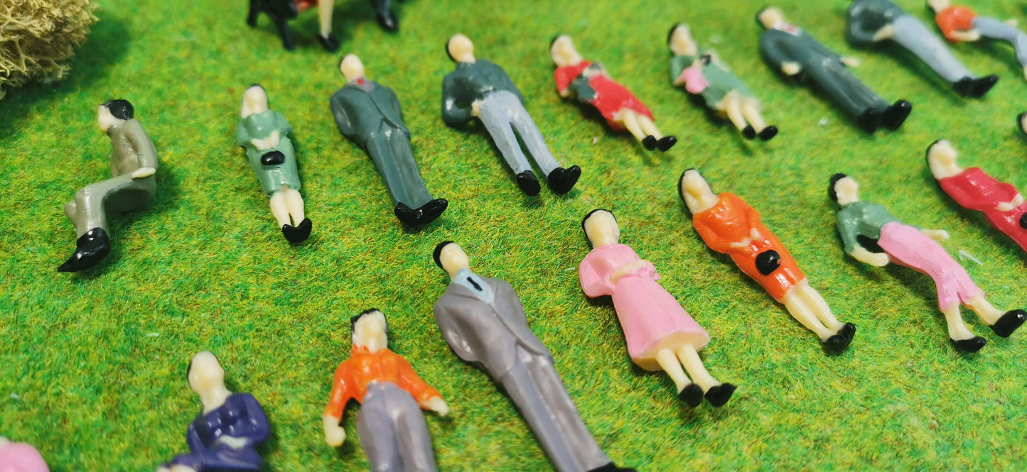 25x sitzende + stehende Figuren 1:45 (Spur 0) + 3x Parkbank