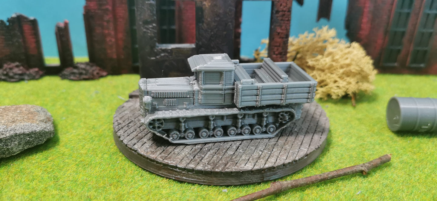 Komintern – russischer Artillerieschlepper mit Pritsche