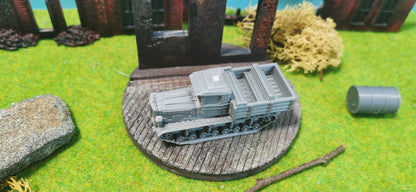 Komintern – russischer Artillerieschlepper mit Pritsche