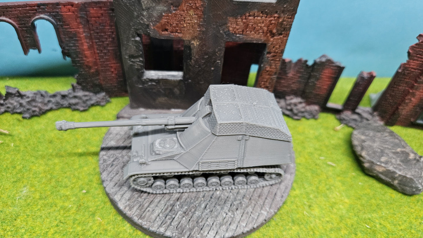 Schwerer Panzerjäger "Nashorn" mit Käfigpanzerung