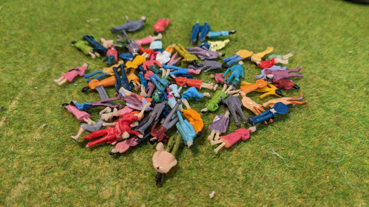 100x Figuren passend für 1:87 Spur H0 – stehende & sitzende – fertig bemalt