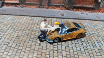 Sexy Szene Liebespaar auf Auto Figuren nackt