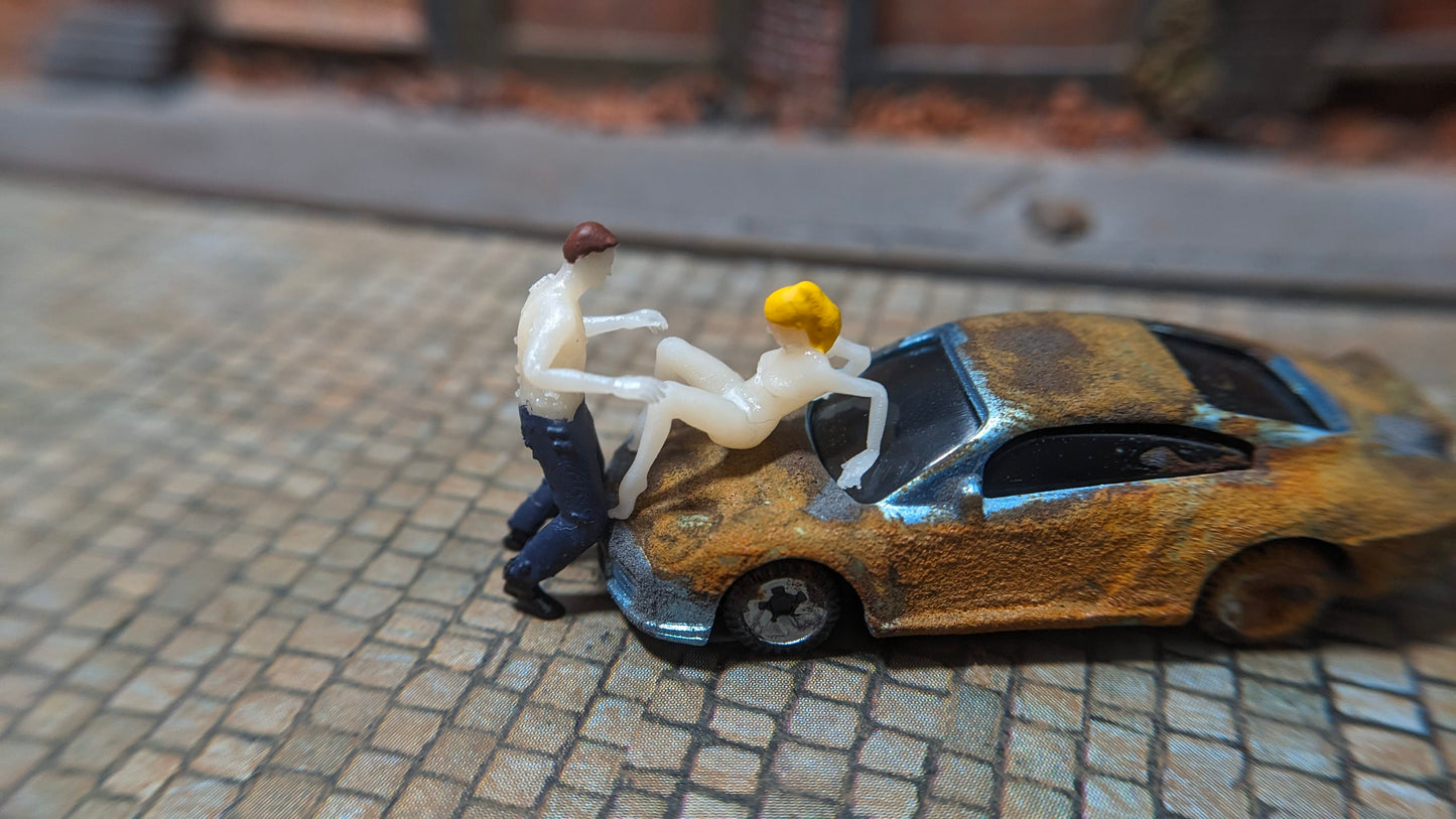 Sexy Szene Liebespaar auf Auto Figuren nackt