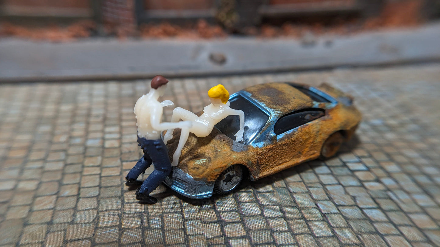 Sexy Szene Liebespaar auf Auto Figuren nackt