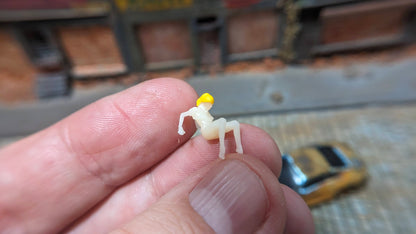 Sexy Szene Liebespaar auf Auto Figuren nackt