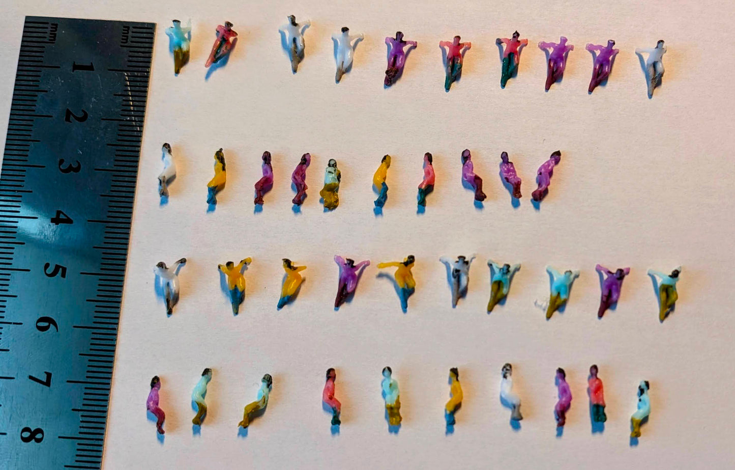 40x Figuren "Wochenende im Park" halb liegend Spur N 1:160