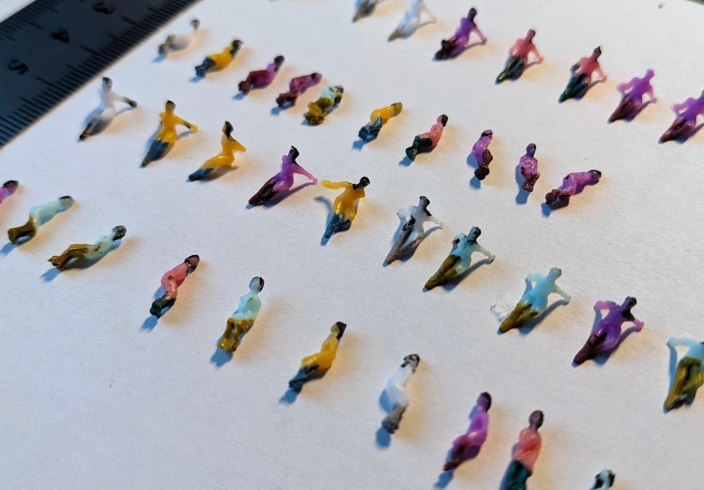 40x Figuren "Wochenende im Park" halb liegend Spur N 1:160