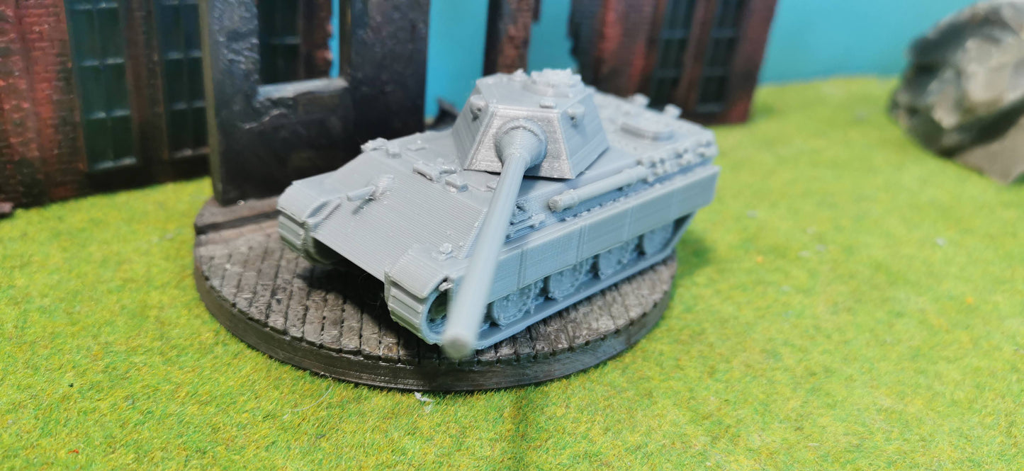 Deutscher "Panther F" mit Schmalturm