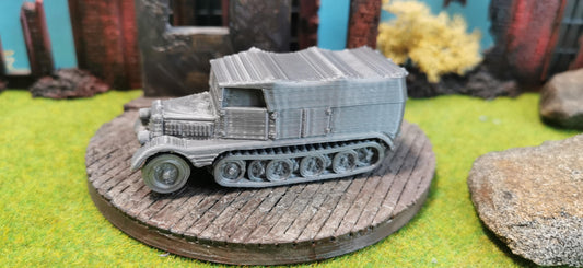 Sd.Kfz. 11 Halbkettenfahrzeug Artilleriezugmaschine geschlossen