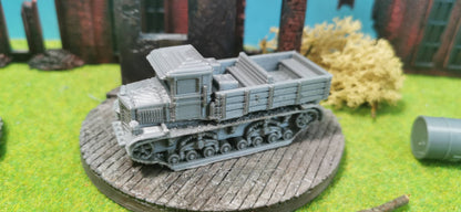 Voroshilovets russischer Artilleriezugmaschine offen