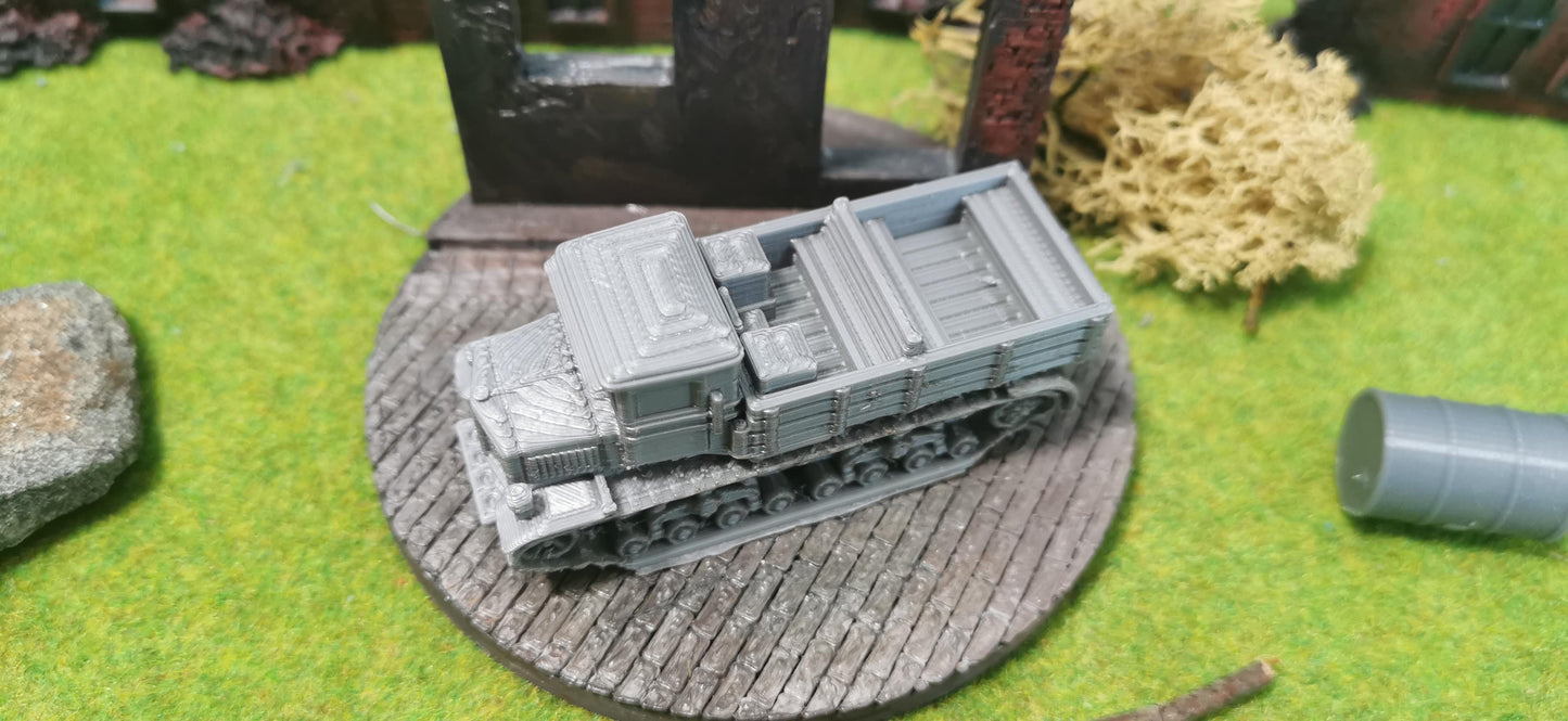 Voroshilovets russischer Artilleriezugmaschine offen