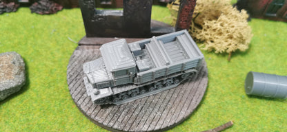 Voroshilovets russischer Artilleriezugmaschine offen