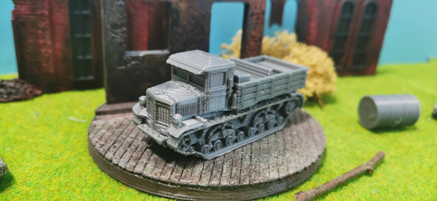 Voroshilovets russischer Artilleriezugmaschine offen