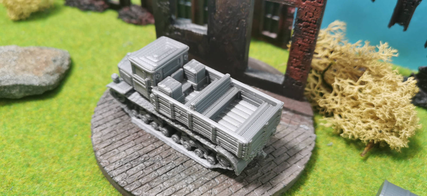 Voroshilovets russischer Artilleriezugmaschine offen