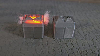 2x Pappcontainer "Brennend" Container in Flammen + Feuer-LED